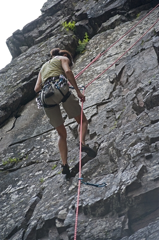 Carla mentre prepara le corde per mettere in sicurezza gli arrampicatori
